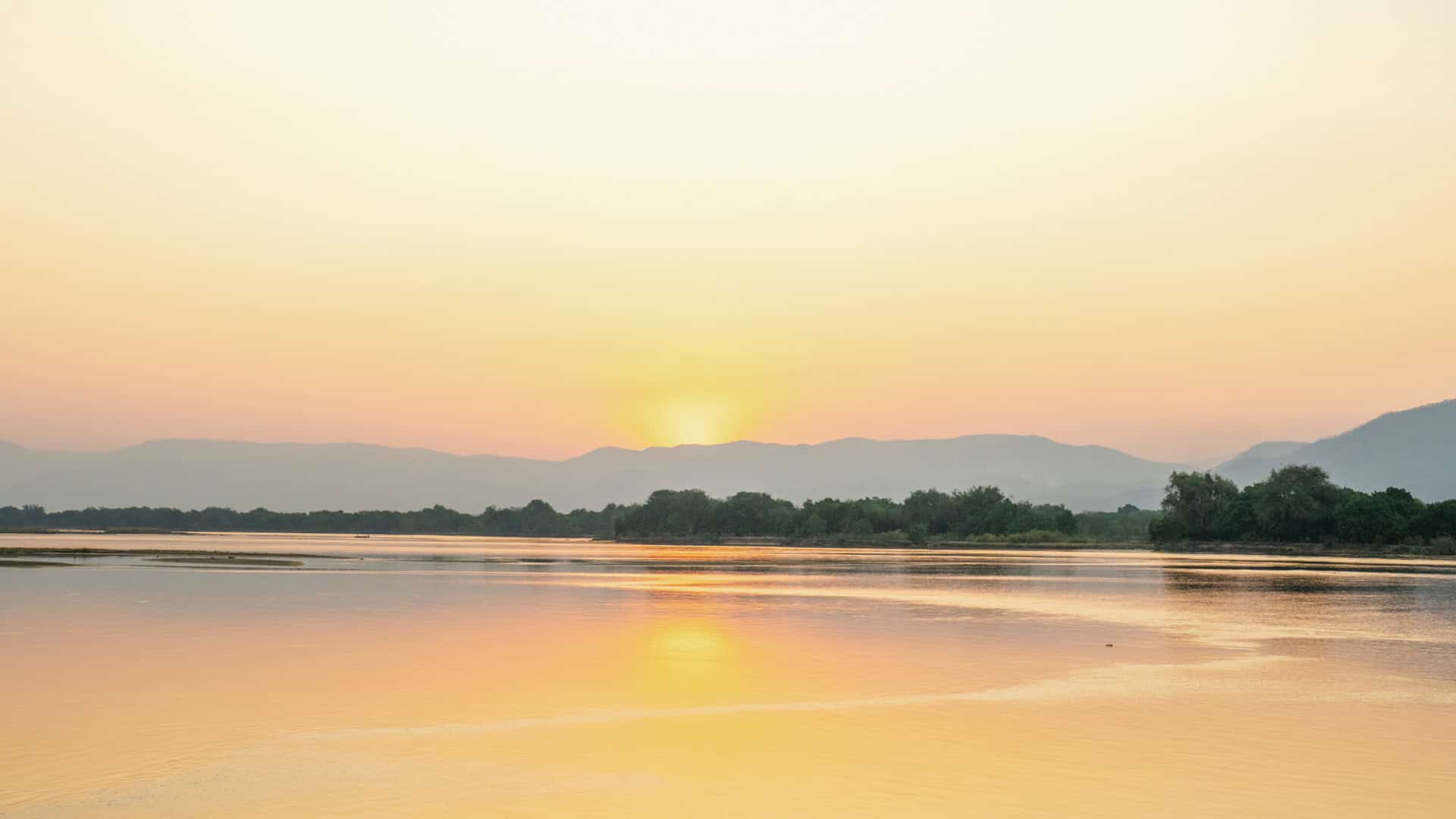 Island_Sundowner_Chongwe_Time+Tide_©_Oliver_Fly_Photography_240-The river at sunset with Time + Tide in Zambia